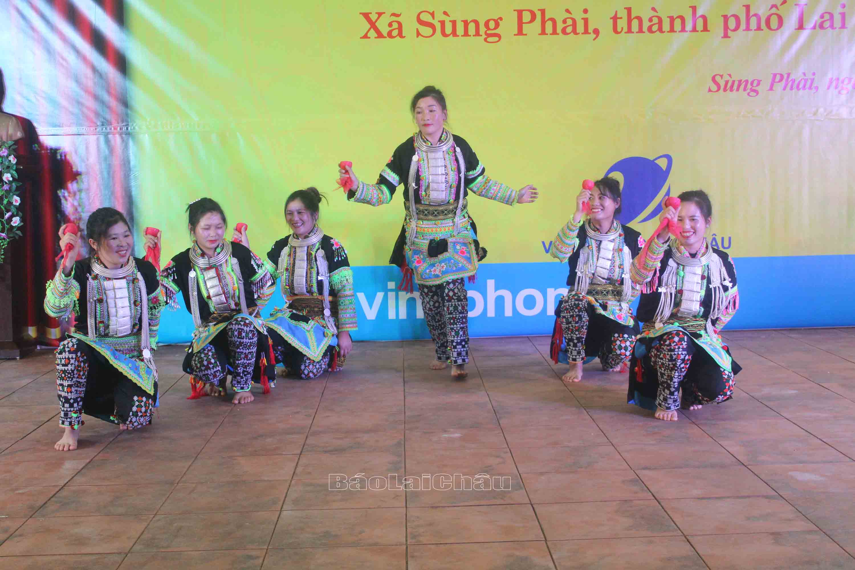 Người dân xã Sùng Phài biểu diễn văn nghệ Ngày hội Đại đoàn kết dân tộc